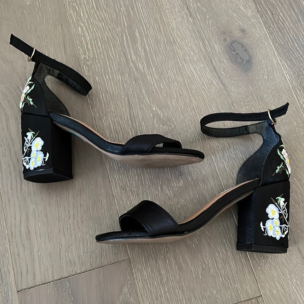 Steve Madden embroidered block heels size 5.5